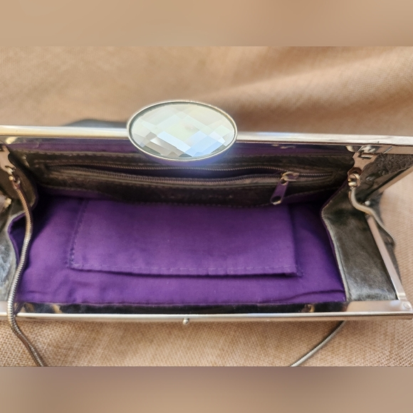 Gorgeous Daisy Fuentes Silver Pewter Jewel Closure Clutch Purse with Chain - Picture 8 of 13